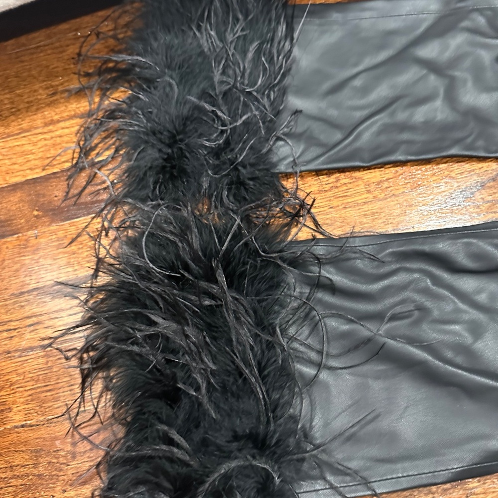 Lamarque pleather crop pants with feathers - Picture 3 of 3